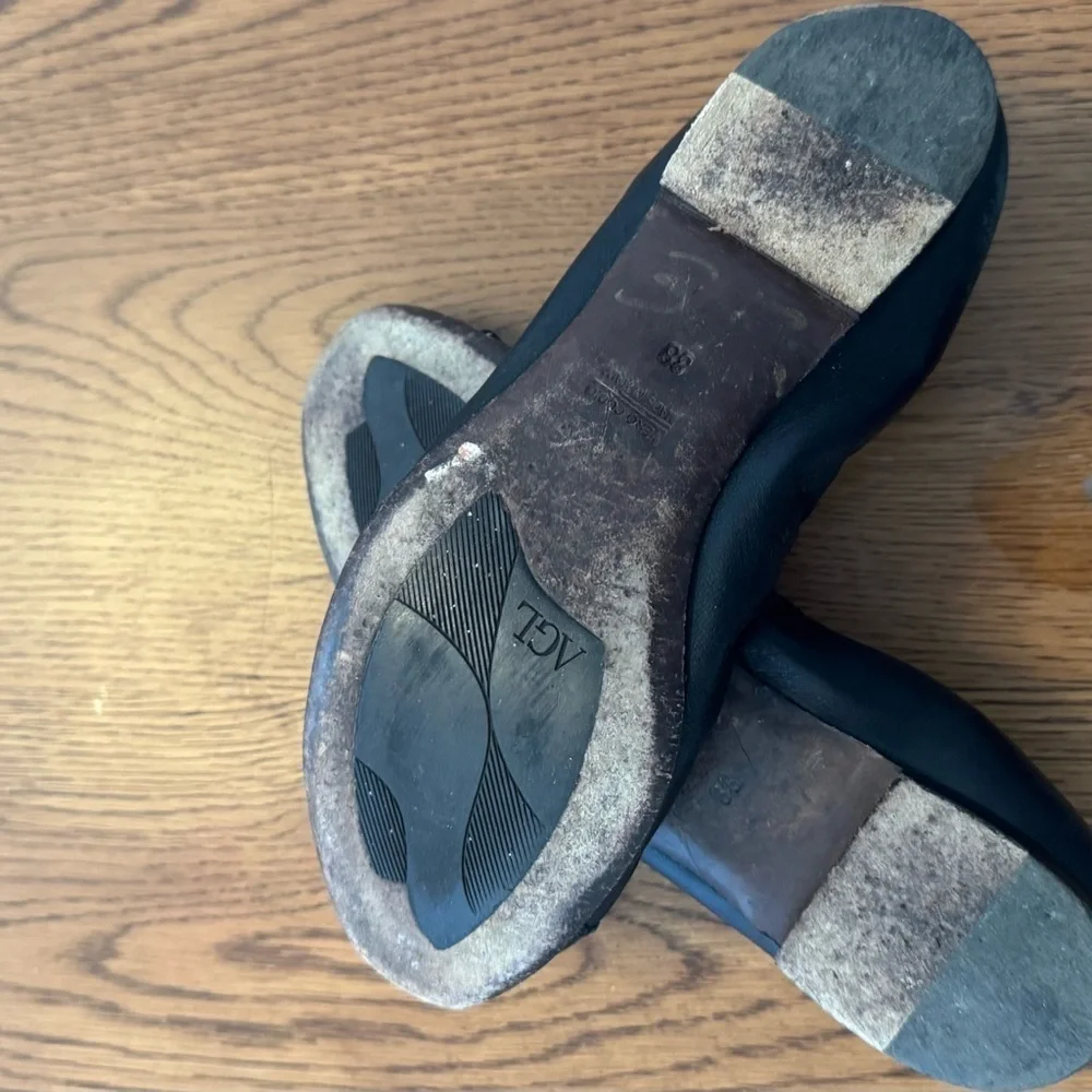 AGL Women's Black Leather Ballet Flats size 8